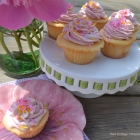 (Un)spiked raspberry lemonade cupcakes