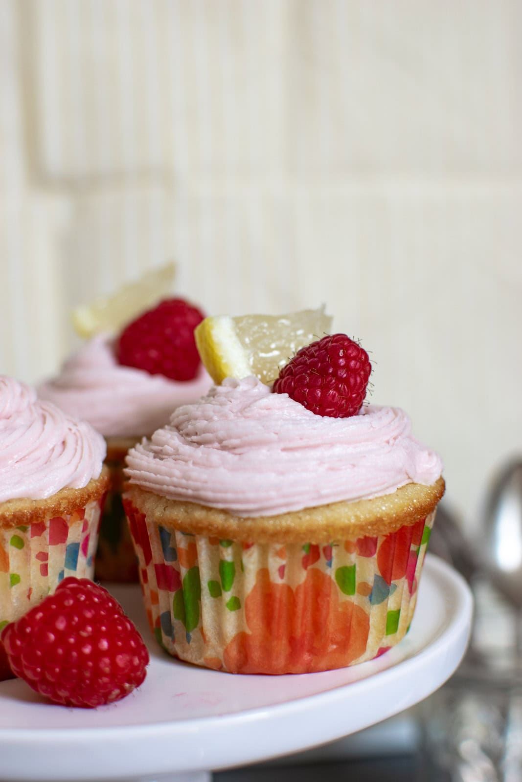 (Un)spiked raspberry lemonade cupcakes