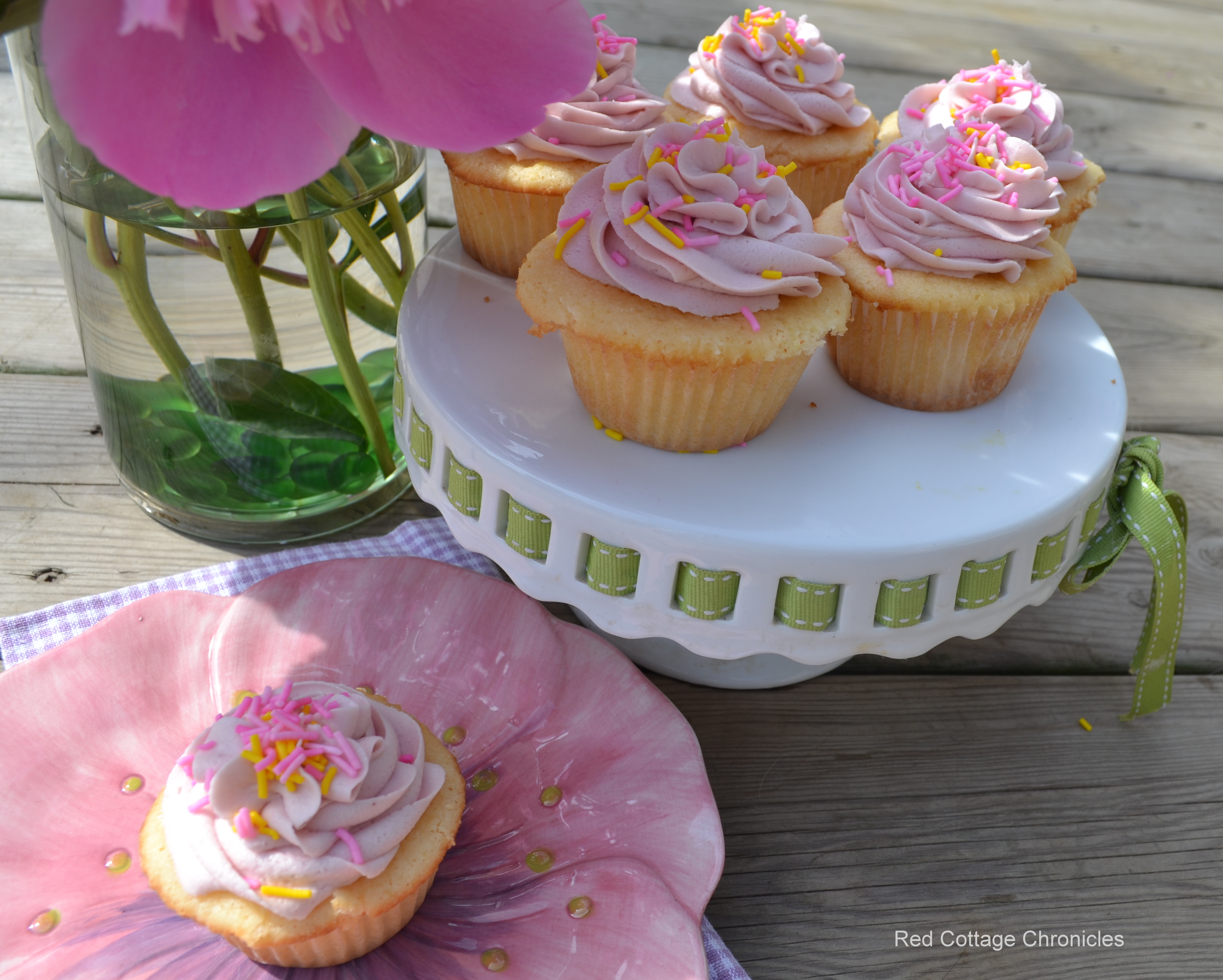 (Un)spiked raspberry lemonade cupcakes