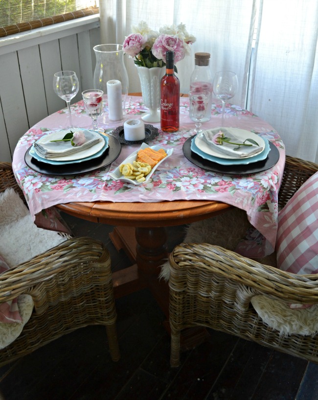 Sett a table for two - table setting essentials