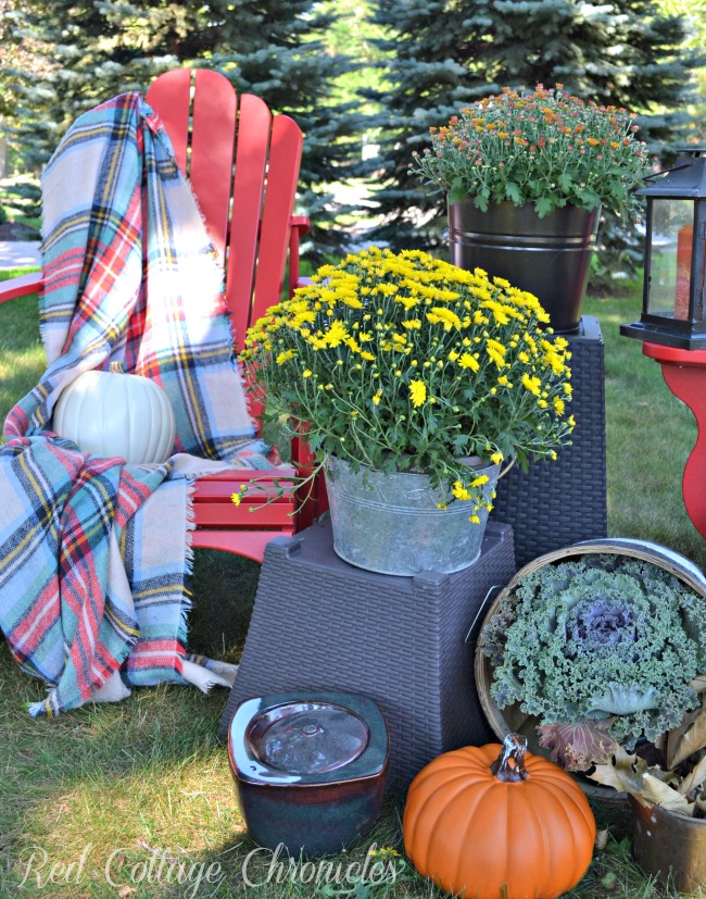 Easy outdoor fall decor when you have no front porch!