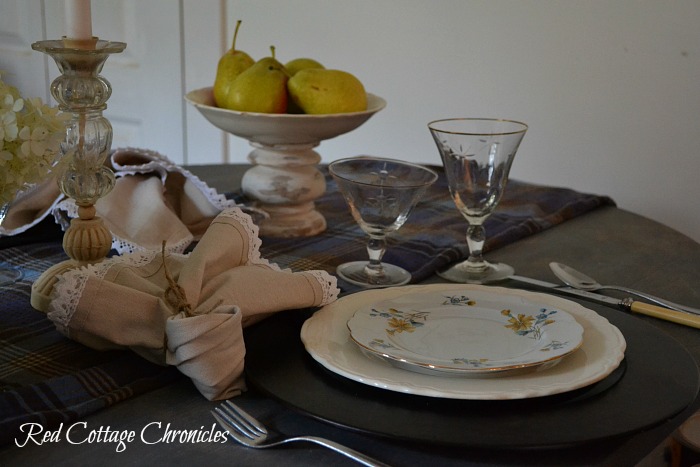 Early Autumn tablescape - table setting essentials