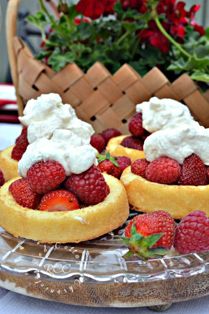 Canada Day tablescape ideas