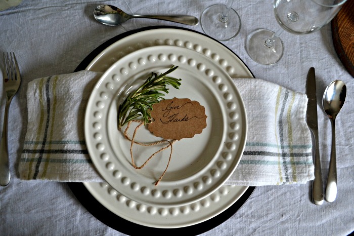 Simple Thanksgiving tablescape