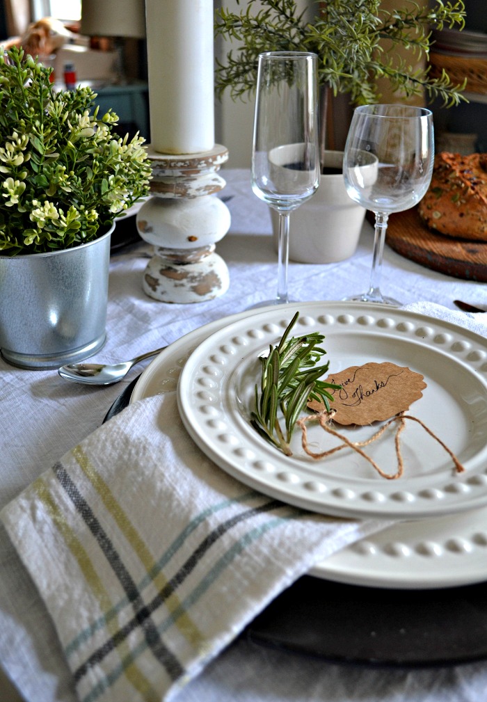 Simple Thanksgiving Tablescape