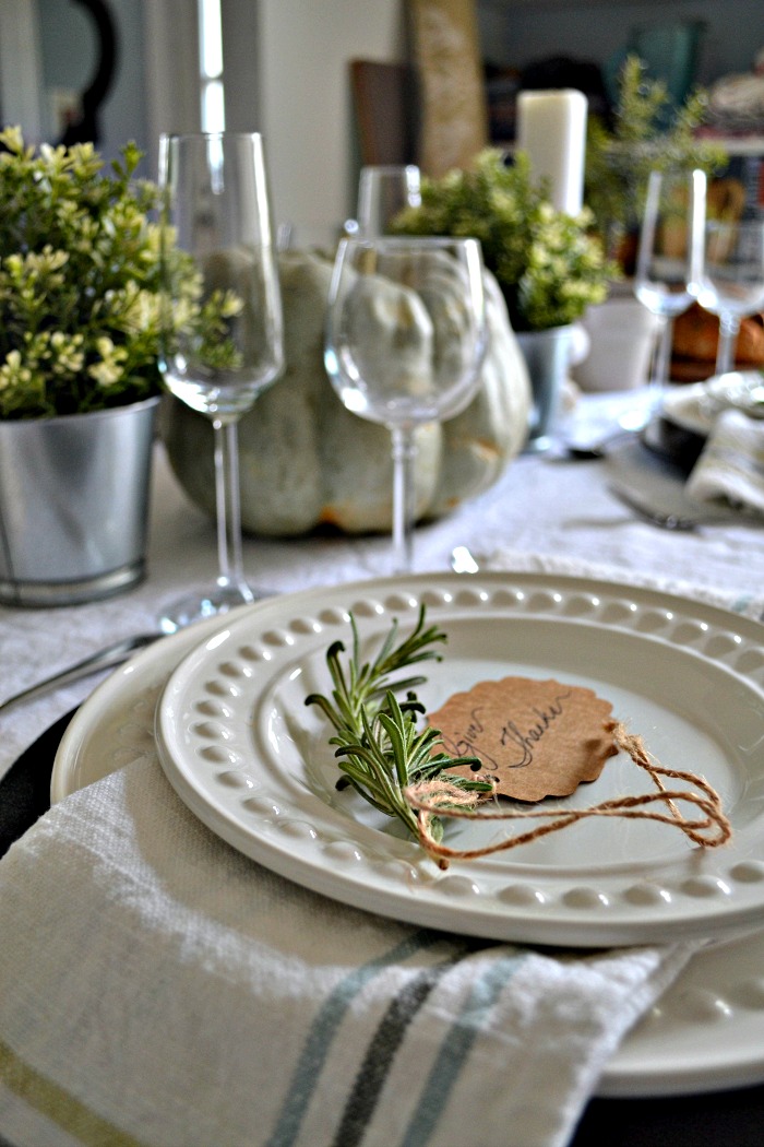 Simple Thanksgiving tablescape