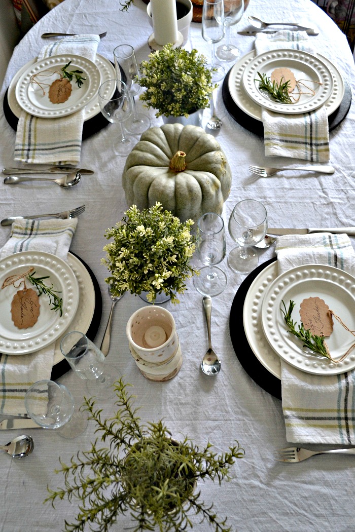 Simple Thanksgiving Tablescape