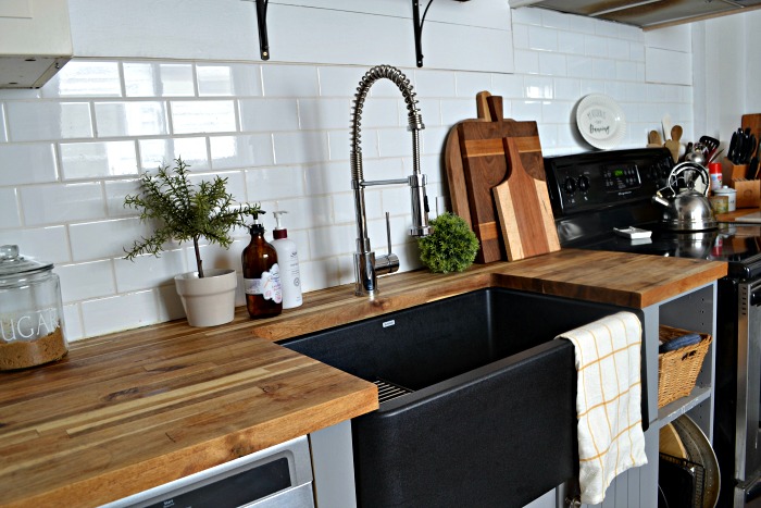 black farmhouse sink