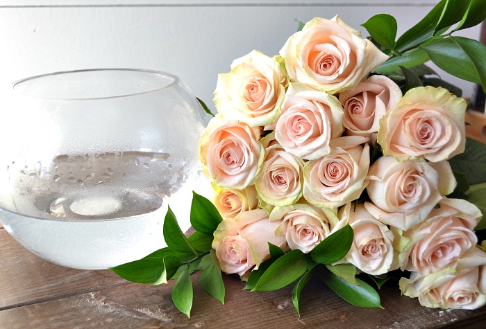 how to arrange roses in a rose bowl