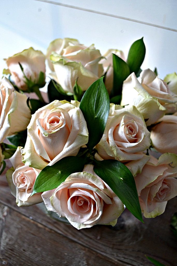 How to arrange roses