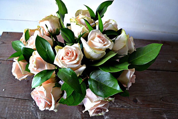 how to arrange roses