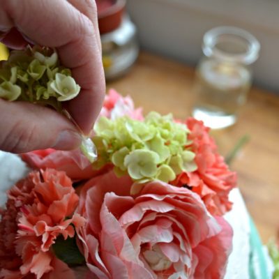 How to Decorate a Cake With Flowers
