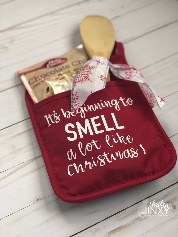 https://www.redcottagechronicles.com/wp-content/uploads/2019/12/Christmas-Cricut-Pot-Holder-with-Iron-On.jpg