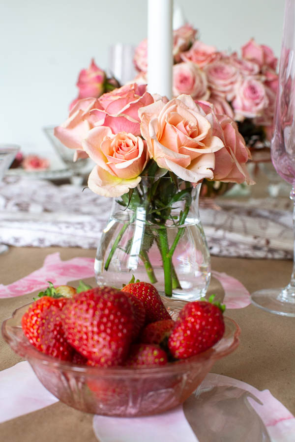 Blush spray roses highlight this Valentine's Day table decor