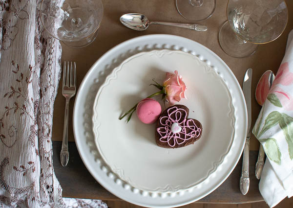 Simple Valentine's Day table decor ideas that are perfect for hosting a Galentine's day gathering