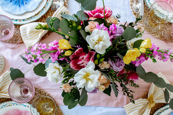 spring table décor centerpiece