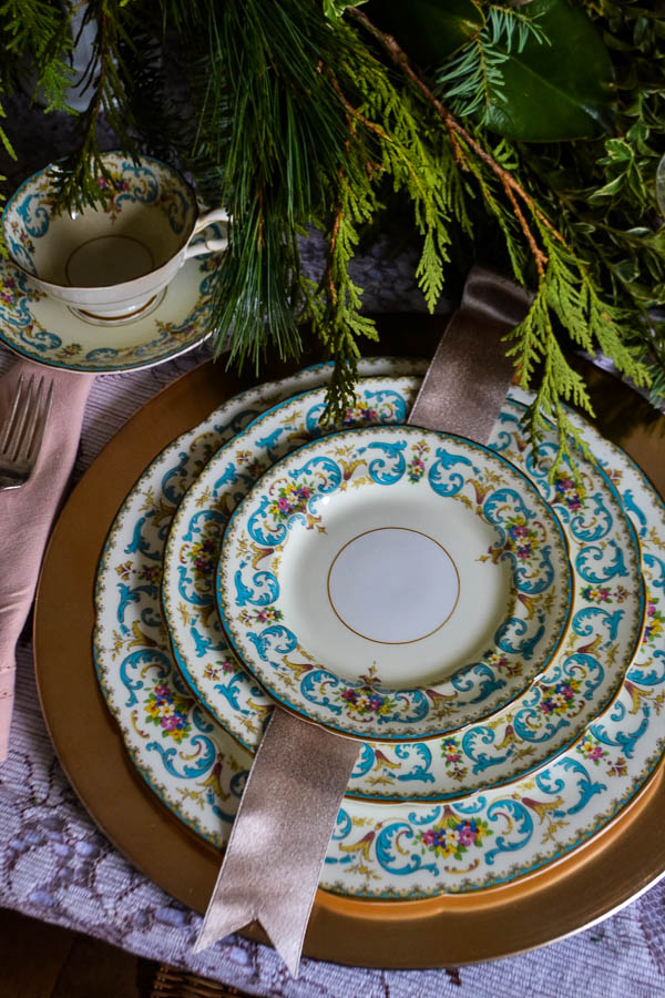 How to Style An Elegant Christmas Table