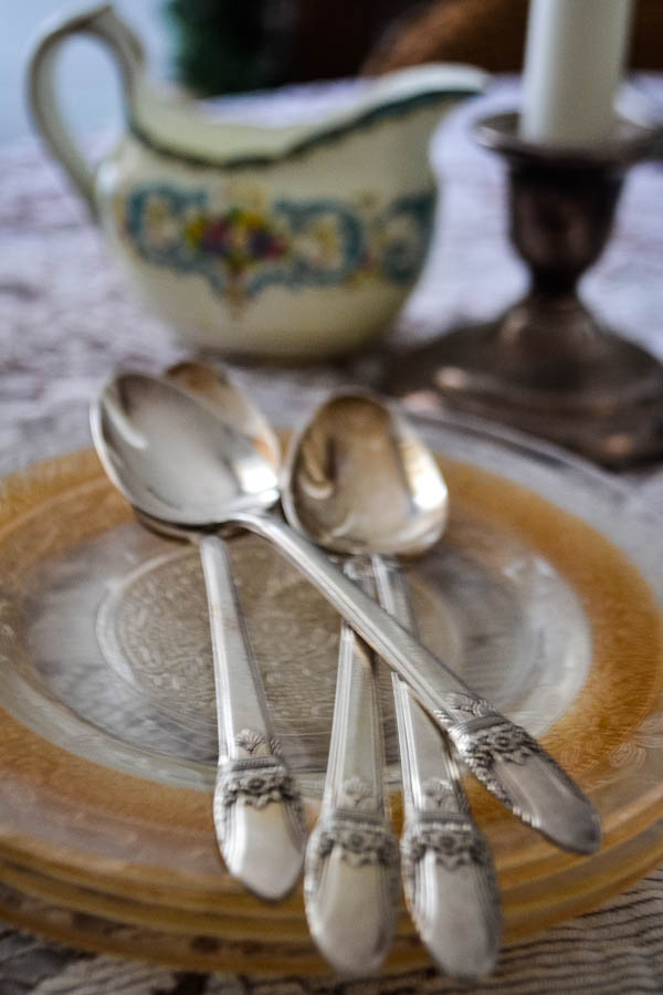 Elegant Christmas Table Decor Crystal and gold plates