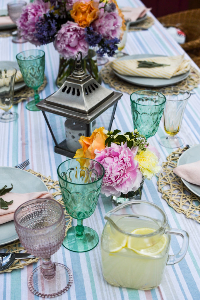 Summer table decor in pastel colours for dining al fresco 
