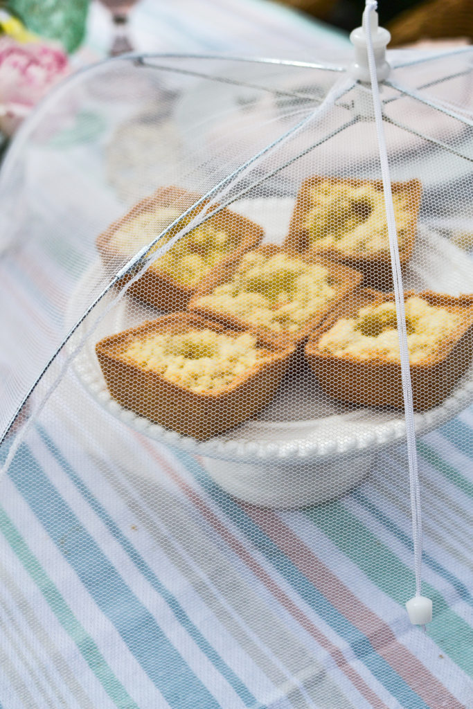 Pop up mesh domes for covering food when dining outside