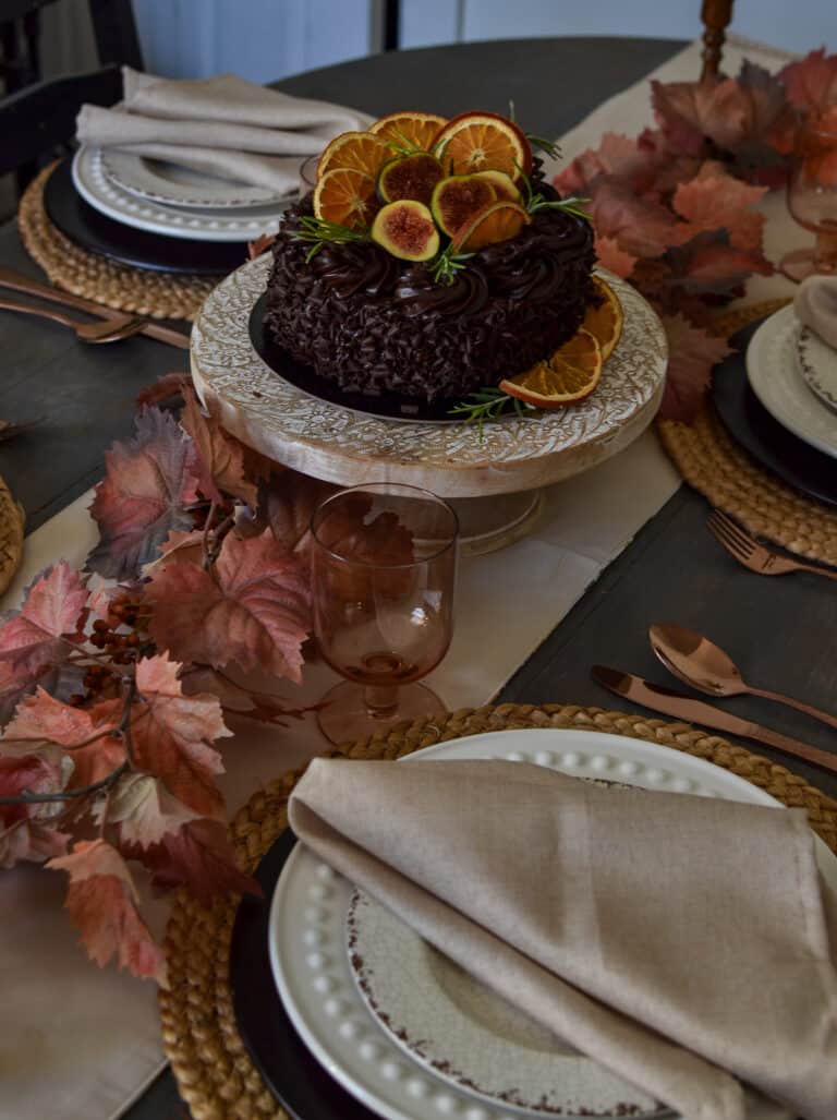 Simple Thanksgiving tablescape decor